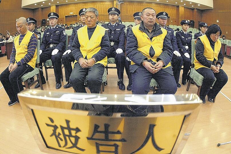 Angestellte der Molkerei Sanlu im Prozess. Gegen Zhang Yanjun (dritter von links) wurde die Todesstrafe verhängt. Auch ein Kollege wurde zum Tode verurteilt.Fotos: AP