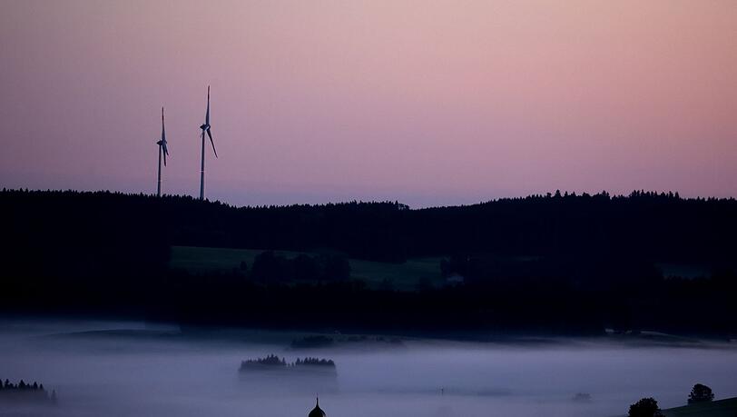 Zwei Windräder in Bayern - im ersten Halbjahr hat sich der Zubau verdoppelt. Das klingt besser als es ist. (Archivbild)