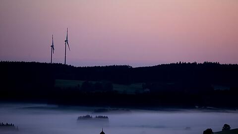 Zwei Windräder in Bayern - im ersten Halbjahr hat sich der Zubau verdoppelt. Das klingt besser als es ist. (Archivbild)