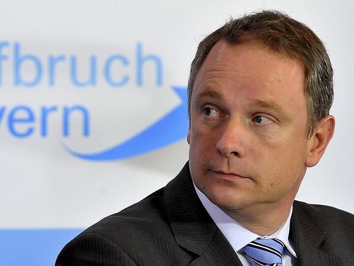 Bayerns Finanzminister Georg Fahrenschon kündigt Steuerentlastungen in Milliardenhöhe an.