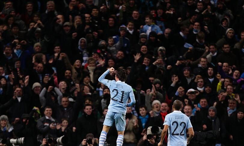 Über die Stimmung bei Manchester City äußerte Lehmann: "Was man im Stadion erlebt, das ist leblos, tot. Die Fans sind ganz ruhig. Man muss aber auch sagen, sie haben gar nichts, um die Mannschaft anzufeuern. Die hat dauernd Ballbesitz, aber meistens in der eigenen Hälfte, da passiert nichts. Das ist schade, denn das ist kein typisch englischer Fußball. Neapel hat Herz und Leidenschaft, die haben mir gefallen. Gut, dass die weiter sind. Manchester City wollen wir in der Champions League nicht sehen."