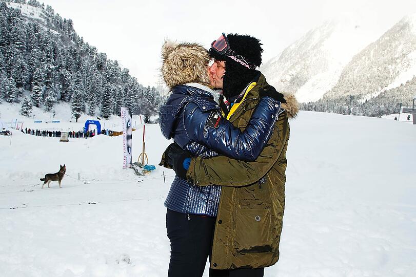 Das muss Liebe sein: Hans Sigl und Frau Susanne bussln beim 4. Tirol Cross Mountain in Kühtai.