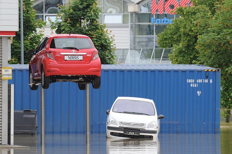Diese Autos haben da gleich nebenan einen besseren Platz.