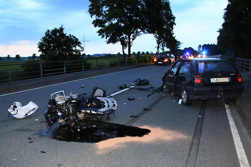 Schwerer Unfall: Ein Motorradfahrer krachte in ein entgegenkommendes Auto.