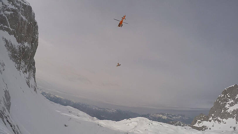 Ein Rettungshubschrauber nahm den Verunfallten an die Seilwinde.