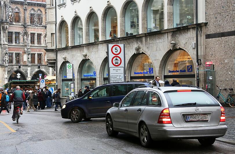 Wo heute noch zahlreiche Taxis, Busse und Räder verkehren sollen scohn bald nur noch Fußgänger gehen dürfen. Hier soll die Fußgängerzone künftig verlaufen, die Bilder.