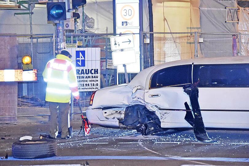 In der Blumenstraße hat es am Samstagabend heftig geknallt - die Bilder von der Unfallstelle.