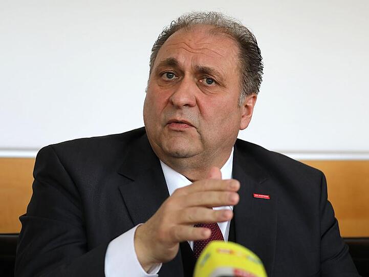 Konkret könnte man regeln, dass Auszubildende in den ersten Jahren nach ihrer Lehre nur dann den Betrieb wechseln dürfen, wenn der neue Arbeitgeber einen Teil der Ausbildungskosten übernimmt, so Hans-Peter Wollseifer.