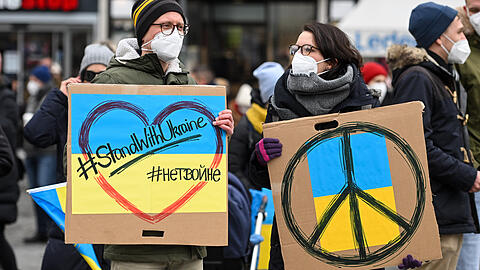 Demonstranten halten am Samstag Plakate mit der Aufschrift "#StandWithUkraine" bei einer Demonstration auf dem Odeonsplatz gegen Russlands Angriff auf die Ukraine.