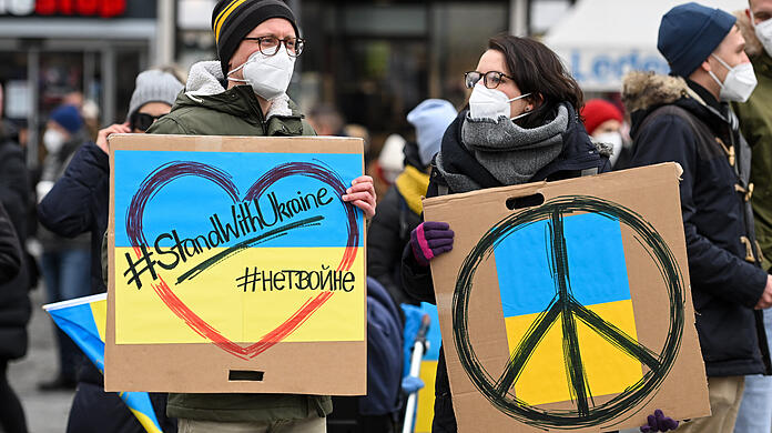 Demonstranten halten am Samstag Plakate mit der Aufschrift "#StandWithUkraine" bei einer Demonstration auf dem Odeonsplatz gegen Russlands Angriff auf die Ukraine.