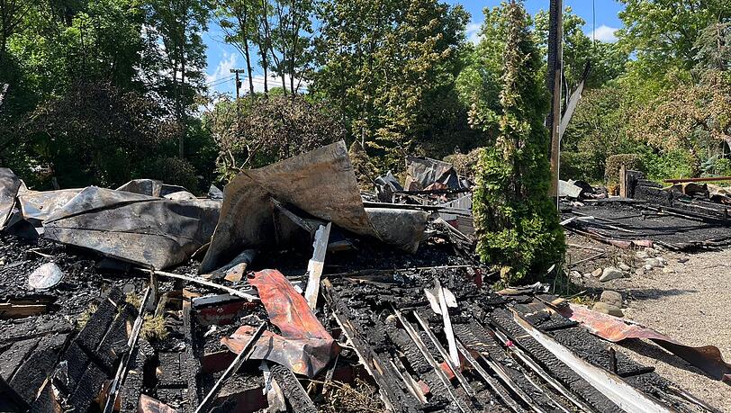 Der Tag nach dem verheerenden Brand im Olympiapark. Von der Kirche ist nur noch Schutt übrig.