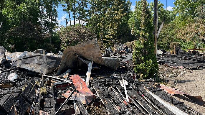 Der Tag nach dem verheerenden Brand im Olympiapark. Von der Kirche ist nur noch Schutt übrig.