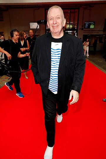 Jean Paul Gaultier kommt auf den roten Teppich.