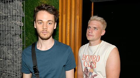 "GZSZ": Moritz (r.) nimmt Robins (l.) Entschuldigung an.