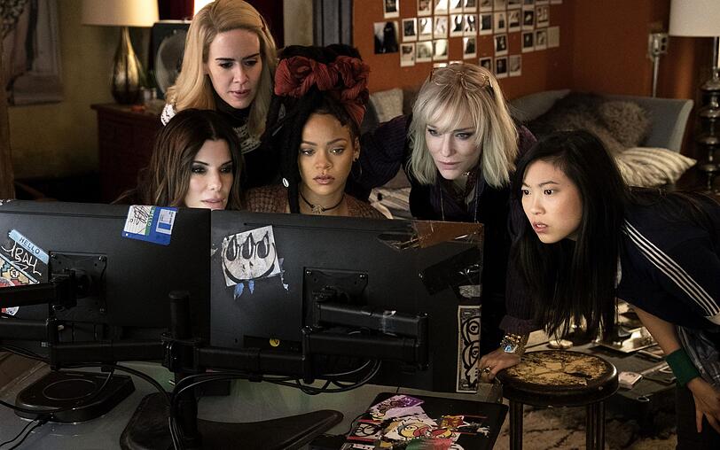 Mit "Ocean's 8" konnten die Diebe um Danny Ocean einpacken: Seiner Schwester Debbie Ocean (Sandra Bullock, links) gelang ein meisterhafter Coup nur mit acht Komplizinen. Die Gaunerinnen-Komödie läuft am 15. Juli, 20.15 Uhr auf Pro Sieben. Mit "Ocean's 8" konnten die Diebe um Danny Ocean einpacken: Seiner Schwester Debbie Ocean (Sandra Bullock, links) gelang ein meisterhafter Coup nur mit acht Komplizinen. Die Gaunerinnen-Komödie läuft am 15. Juli, 20.15 Uhr auf Pro Sieben.