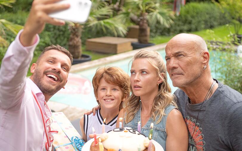 Eine schrecklich nette Familie, von links: Timo (Edin Hasanović), Theo (Levin Wopp), Marlene (Jeanne Goursaud) und Hans (Heiner Lauterbach) finden die Geburtstagsfeier unterschiedlich spa&szlig;ig.