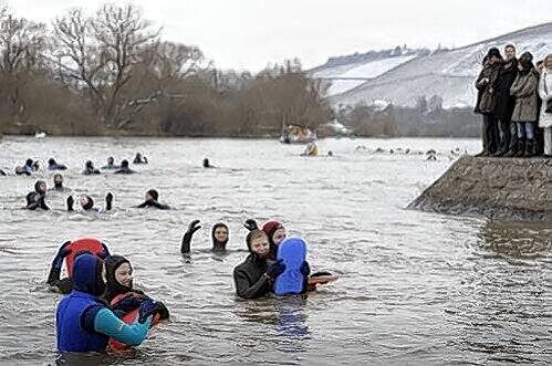 Dick eingepackt verfolgen die Zuschauer das winterliche Wasserspektakel unterhalb der Weinberge.