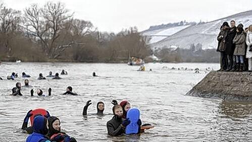 Dick eingepackt verfolgen die Zuschauer das winterliche Wasserspektakel unterhalb der Weinberge. Dick eingepackt verfolgen die Zuschauer das winterliche Wasserspektakel unterhalb der Weinberge.
