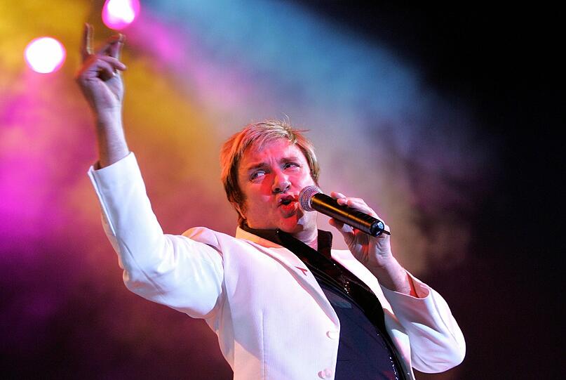 SIMON LeBON (52), Duran-Duran-Sänger, macht, wenn möglich, einen großen Bogen um Boulevard-Blätter. Die seien nicht gut für sein Image, wie er findet. &bdquo;(Meine Frau) Yasmin und ich haben einmal eine Geschichte für die britische Klatschzeitung 'Hello!' gemacht und ziemlich schnell gemerkt, dass das der Todesstoß ist. Es nimmt das ganze Geheimnis. Ich wollte ja schließlich ein Rock-Idol sein und wenn die Leute sehen, wie du am Morgen ein Omelette brätst, dann verlierst du total&ldquo;, sagte LeBon dem New Yorker Stadtmagazin &bdquo;Time Out New York&ldquo;. Der britische Sänger ist seit 1985 mit Yasmin Parvaneh (46) verheiratet. Mit dem früheren Model hat er drei Töchter.