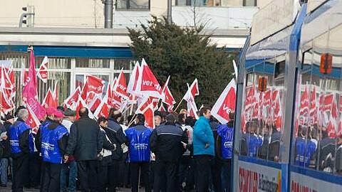 Der Frühling kann heiß werden. Die Gewerkschaften sind Warnstreiks zur Durchsetzung ihrer Tarifforderungen nicht abgeneigt.