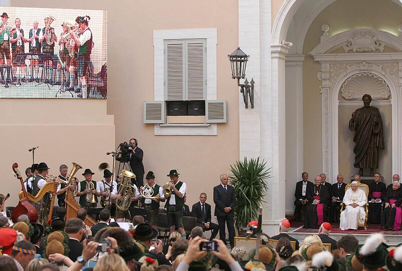 Volksmusikanten, Trachtler und Gebirgsschützen haben für Papst Benedikt XVI. einen bayerischen Festabend in der päpstlichen Sommerresidenz in Castel Gandolfo veranstaltet.