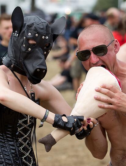 Wet T-Shirts, wilde Rocker, schräge Outfits: So verrückt war das Wacken-Festival 2011. wir zeigen die besten Bilder. EInfach weiterklicken!