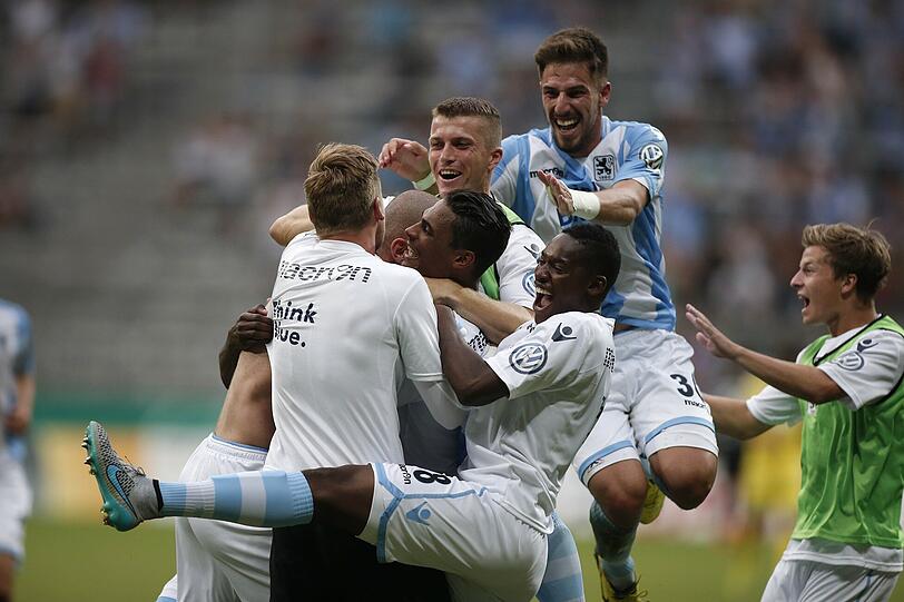 Riesen-Jubel nach der Pokal-Überraschung gegen Hoffenheim. So freuen sich die Spieler nach dem 2:0 durch Fejsal Mulic.