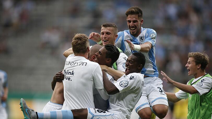 Riesen-Jubel nach der Pokal-Überraschung gegen Hoffenheim. So freuen sich die Spieler nach dem 2:0 durch Fejsal Mulic. Riesen-Jubel nach der Pokal-Überraschung gegen Hoffenheim. So freuen sich die Spieler nach dem 2:0 durch Fejsal Mulic.