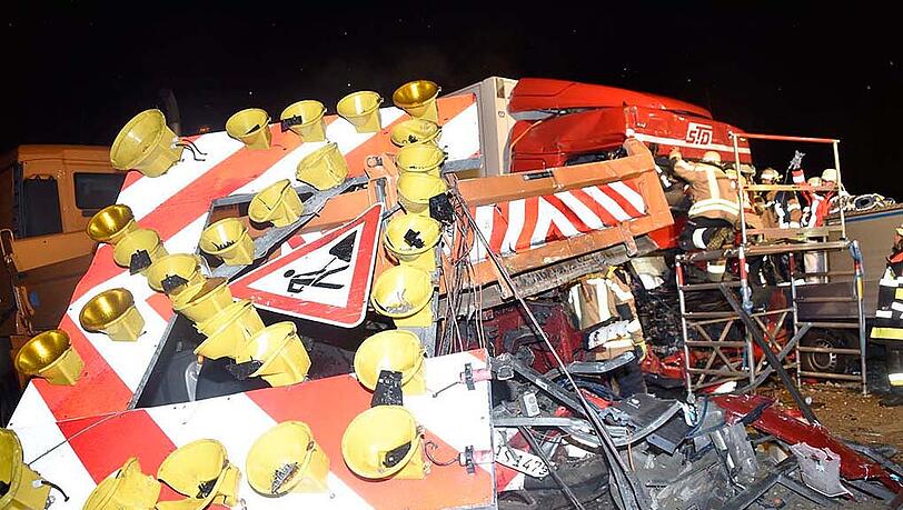 UNgebremst knallte der Lkw in den Sicherheitsanhänger. Die Feuerwehr musste den Fahrer mit hydraulischem Gerät aus dem Wrack schneiden. UNgebremst knallte der Lkw in den Sicherheitsanhänger. Die Feuerwehr musste den Fahrer mit hydraulischem Gerät aus dem Wrack schneiden.