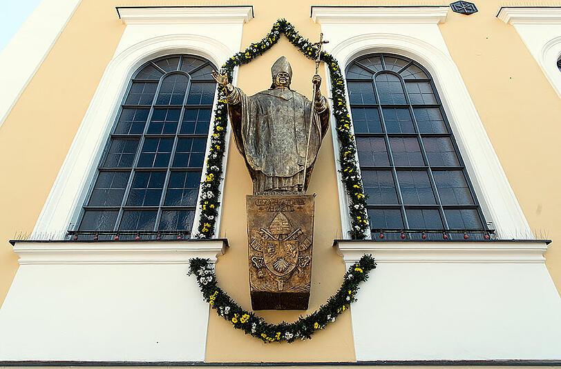 Das Denkmal für Papst Benedikt XVI. am Kongregationssaal der Marianischen Männerkongregation in Altötting.