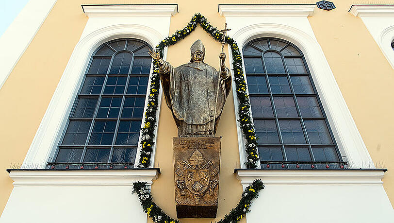 Das Denkmal für Papst Benedikt XVI. am Kongregationssaal der Marianischen Männerkongregation in Altötting. Das Denkmal für Papst Benedikt XVI. am Kongregationssaal der Marianischen Männerkongregation in Altötting.