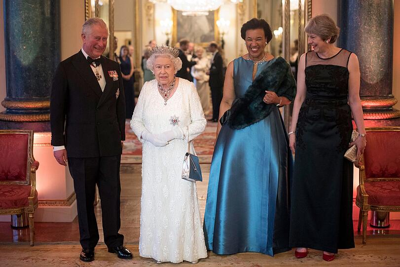 Prinz Charles, die britische Königin Elizabeth II., Commonwealth-Generalsekretärin Patricia Scotland und Theresa May (Premierministerin von Großbritannien).