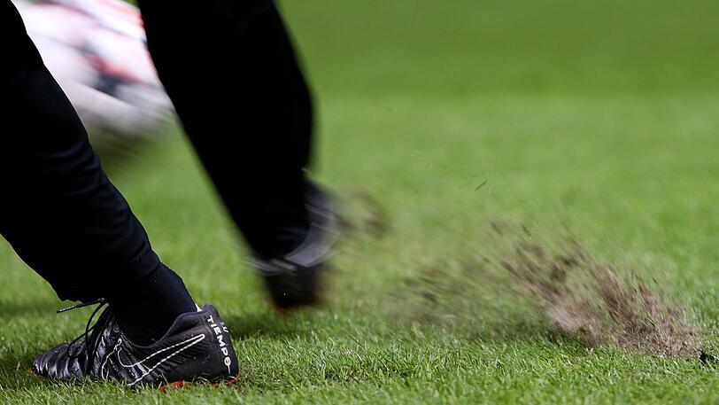 Ein Amateurkicker aus Niederbayern ist vom Bayerischen Fußball-Verband nach einem heftigen Tritt ausgeschlossen worden.(Symbolbild)