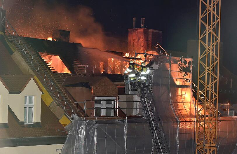 Bei dem nächtlichen Großbrand entsteht ein Millionenschaden. Die Feuerwehr war mit 120 Mann vor Ort - die Bilder.