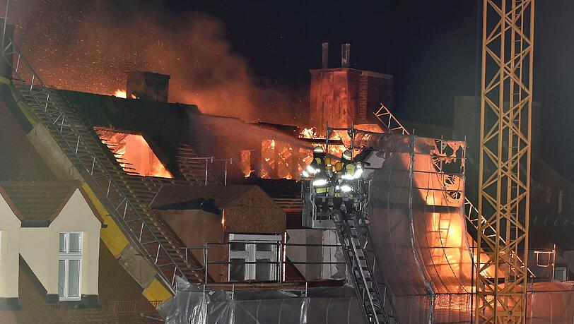 Bei dem nächtlichen Großbrand entsteht ein Millionenschaden. Die Feuerwehr war mit 120 Mann vor Ort - die Bilder. Bei dem nächtlichen Großbrand entsteht ein Millionenschaden. Die Feuerwehr war mit 120 Mann vor Ort - die Bilder.