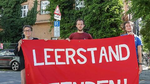 Protest! Adelheid Rupp, Theo Glauch und Christian Schwarzenberger von der Linken am Montag vor der Agnesstraße 48.