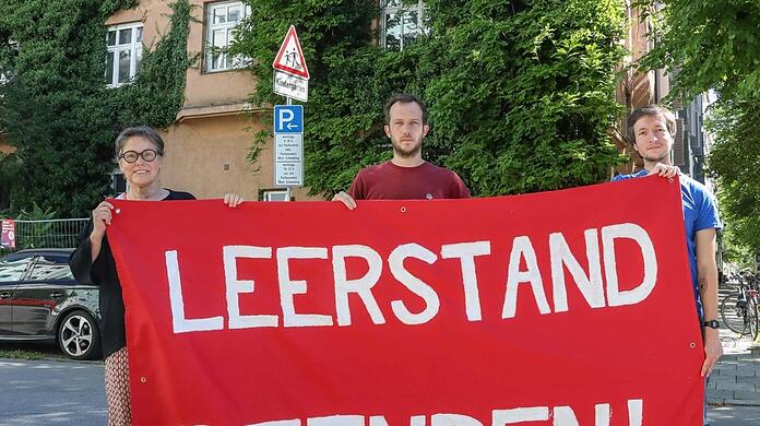 Protest! Adelheid Rupp, Theo Glauch und Christian Schwarzenberger von der Linken am Montag vor der Agnesstraße 48.