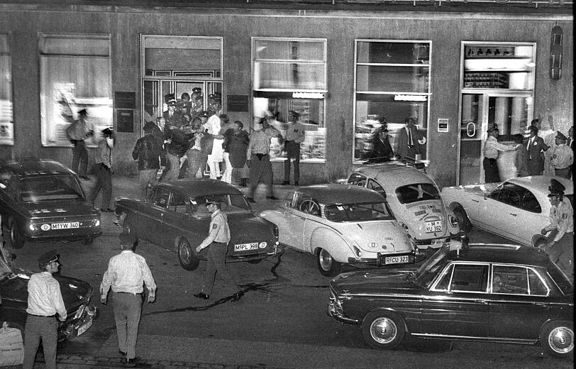 Nach stundenlanger Geiselnahme zerren Polizisten den Geiselnehmer Dimitri Todorov (damals 24) am 4. August 1971 aus der Deutschen Bank in der Prinzregentenstraße.