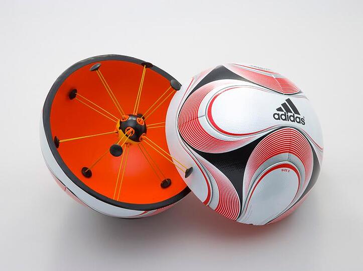 Mit einem Chip im Ball könnte übermittelt werden, ob das Spielgerät im Tor war.