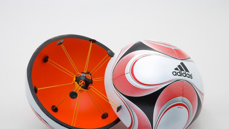 Mit einem Chip im Ball könnte übermittelt werden, ob das Spielgerät im Tor war. Mit einem Chip im Ball könnte übermittelt werden, ob das Spielgerät im Tor war.