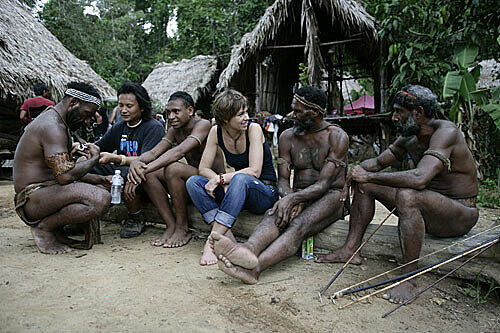 Hier fühlt sie sich wohl: Sabine Kuegler bei den Dreharbeiten zum Kinofilm mit den Fayu-Darstellern, die aus Papua stammen. Auch als Erwachsene kehrt sie immer wieder in den Urwald zurück.