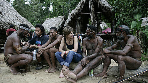 Hier fühlt sie sich wohl: Sabine Kuegler bei den Dreharbeiten zum Kinofilm mit den Fayu-Darstellern, die aus Papua stammen. Auch als Erwachsene kehrt sie immer wieder in den Urwald zurück. Hier fühlt sie sich wohl: Sabine Kuegler bei den Dreharbeiten zum Kinofilm mit den Fayu-Darstellern, die aus Papua stammen. Auch als Erwachsene kehrt sie immer wieder in den Urwald zurück.