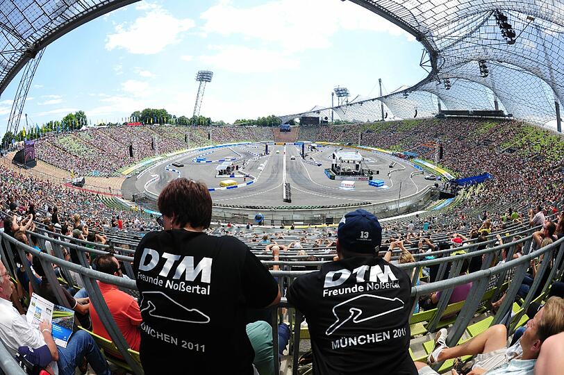 Ungewohntes Ambiente für Fahrer und Besucher: Ein Autorennen im knappen Rund des Olympiastadions von München.