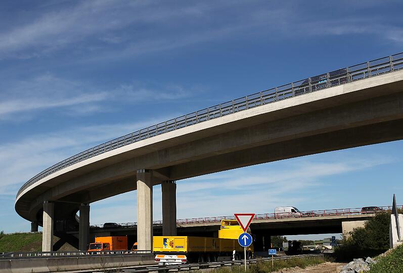 Dreifach-Sandwich: Unten die A92, darüber die A9 und ganz oben der Overfly &ndash; die neue Auffahrt für Autofahrer, die vom Flughafen kommen.