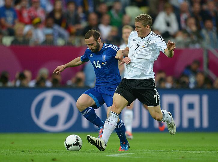 BASTIAN SCHWEINSTEIGER: NOTE 4 -
Hatte zwei Tage nicht trainieren können, fand schwer ins Spiel. Leistete sich viele Fehlpässe und Schnitzer. Kann er besser.