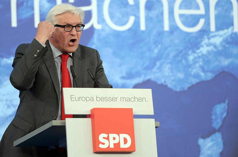Außenminister Frank-Walter Steinmeier gestikuliert wild auf dem Alexanderplatz, während er sich gegen die "Kriegstreiber"-Rufe wehrt.