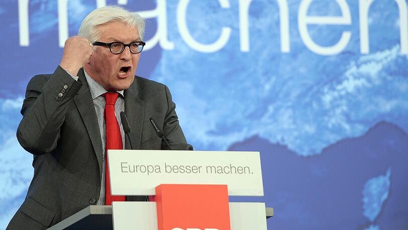 Außenminister Frank-Walter Steinmeier gestikuliert wild auf dem Alexanderplatz, während er sich gegen die "Kriegstreiber"-Rufe wehrt. Außenminister Frank-Walter Steinmeier gestikuliert wild auf dem Alexanderplatz, während er sich gegen die "Kriegstreiber"-Rufe wehrt.