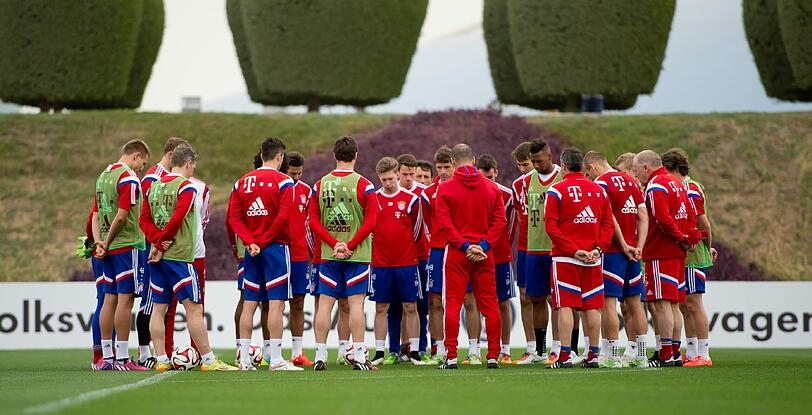 Eine stille Minute für Junior Malanda: Der FC Bayern trauert im Trainingslager um den verstorbenen Fußballer des VfL Wolfsburg.