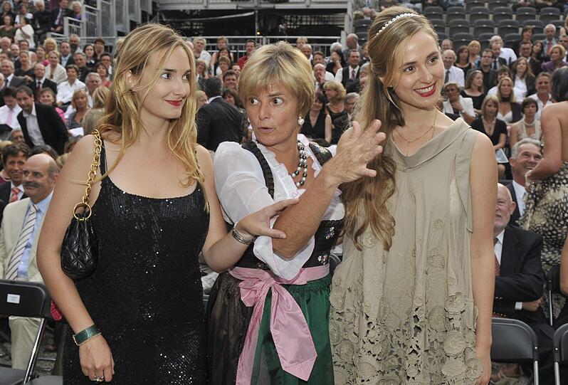 Gloria von Thurn und Taxis und ihre Töchter Maria-Theresia und Elisabeth