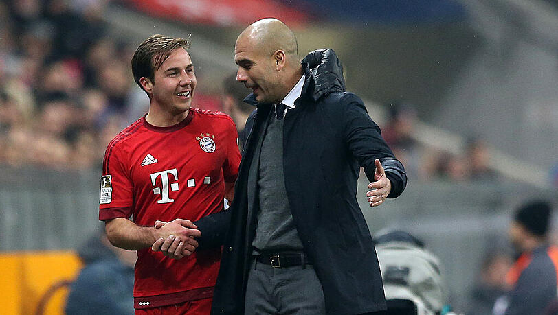 Bravo, Mario! Trainer Pep Guardiola (r.) gratuliert Rückkehrer Götze (l.) zu seiner Leistung gegen Werder Bremen. Bravo, Mario! Trainer Pep Guardiola (r.) gratuliert Rückkehrer Götze (l.) zu seiner Leistung gegen Werder Bremen.